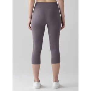 LULULEMON ATHLETICA	Free To Flow Crop 17' in Magnum/White Size 6